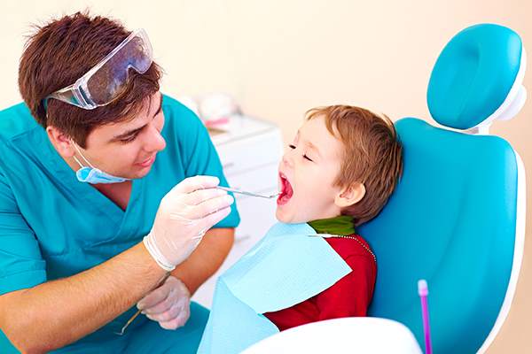 Bambino visita dentista