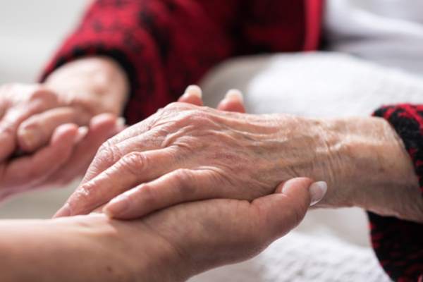 Anziano non autosufficiente assistito dal figlio