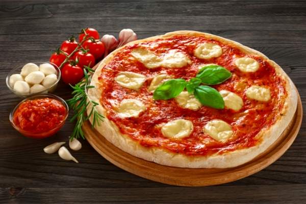 pizza margherita fatta in casa