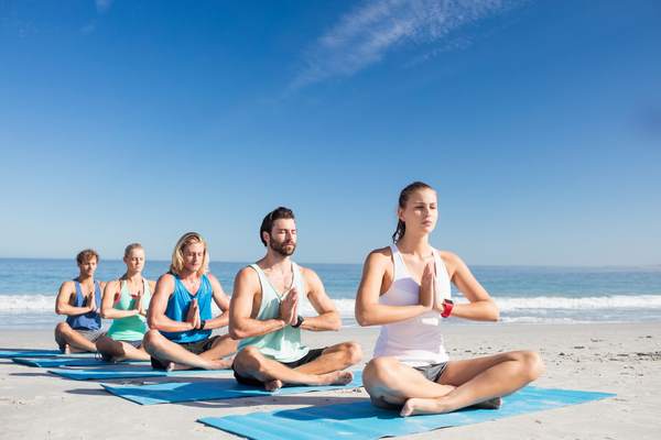 yoga in spiaggia