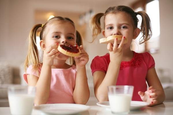 bambini colazione casa