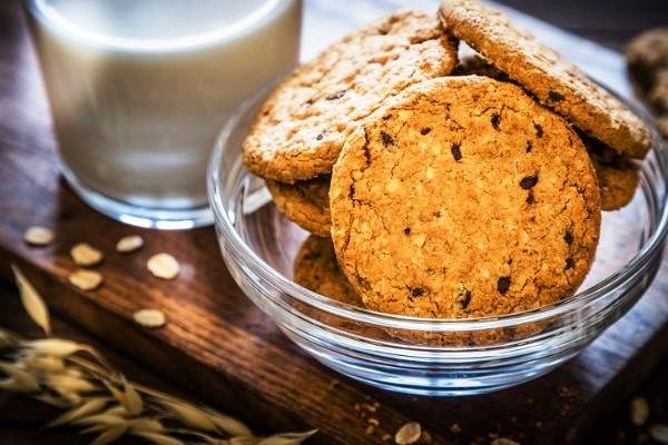 latte e biscotti colazione