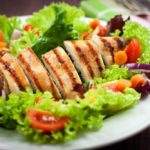 petto di pollo e insalata