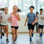 bambini che corrono in palestra
