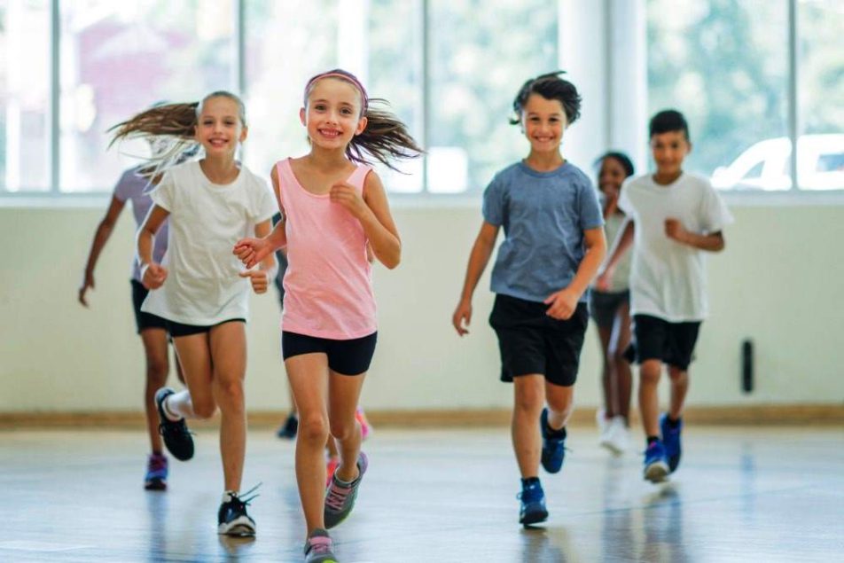 certificato-medico-sportivo-bambini bambini che corrono in palestra