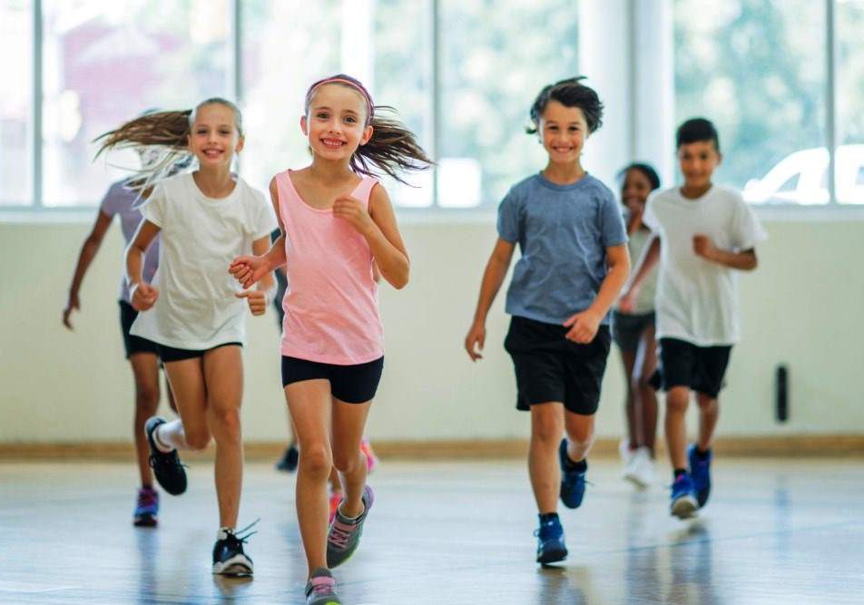 bambini che corrono in palestra