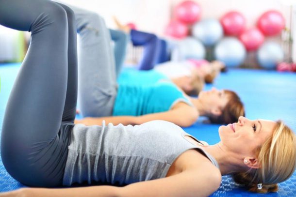 esercizi-mal-di-schiena donne in palestra