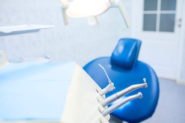 Strumenti in uno studio dentistico per la cura di cisti dentali Strumenti in uno studio dentistico per la cura di cisti dentali