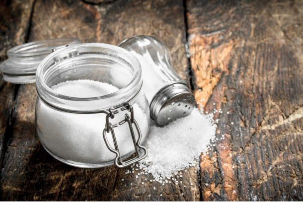 barattolo di sale e saliera