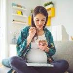 donna che mangia una ciotola di yogurt e cereali