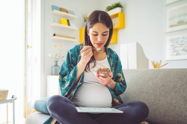 donna che mangia una ciotola di yogurt e cereali