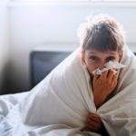 bambino che soffia il naso