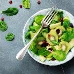 insalata con kiwi, melagrana e spinaci