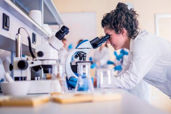 ricercatrice in laboratorio
