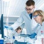 ricercatori in laboratorio