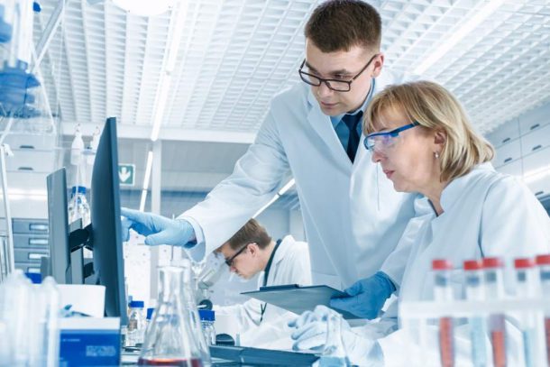 ricercatori in laboratorio