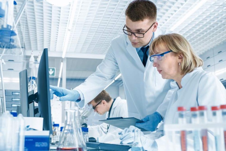 terapia-target-in-oncologia ricercatori in laboratorio