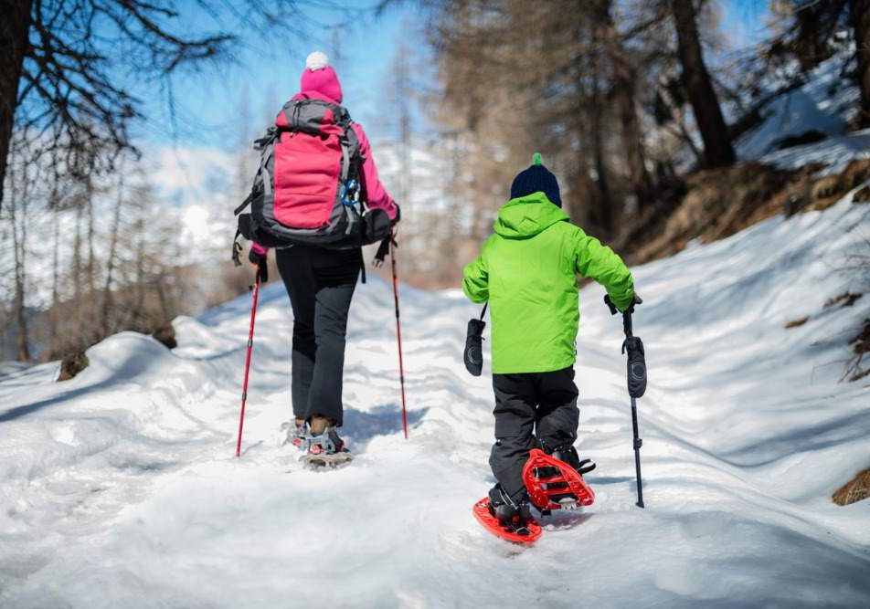 mamma e bambino che ciaspolano