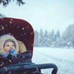 Neonato su passeggino in inverno