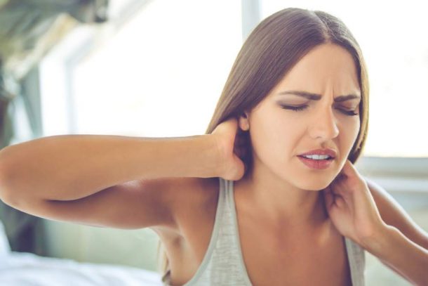 donna che ha dolore al collo