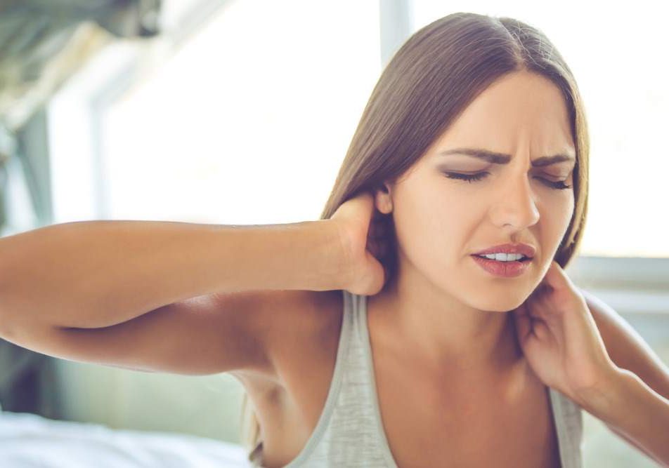 donna che ha dolore al collo
