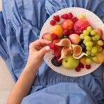 Donna con piatto di frutta