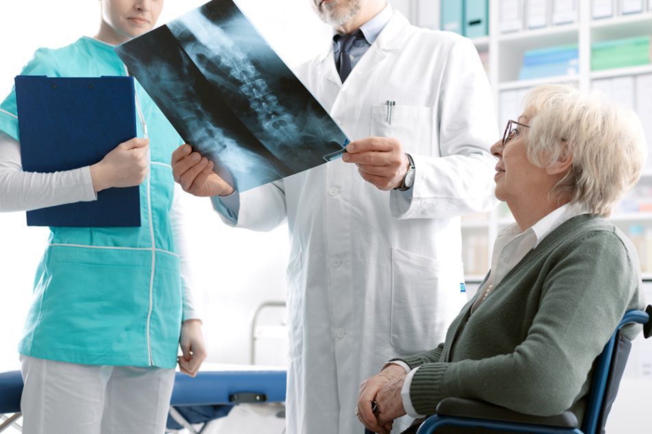 osteoporosi-sintomi-e-diagnosi osteoporosi anziani