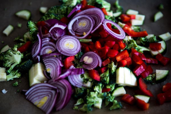 Consumata cruda, la cipolla conserva al meglio tutte le sue proprietà nutrizionali. 