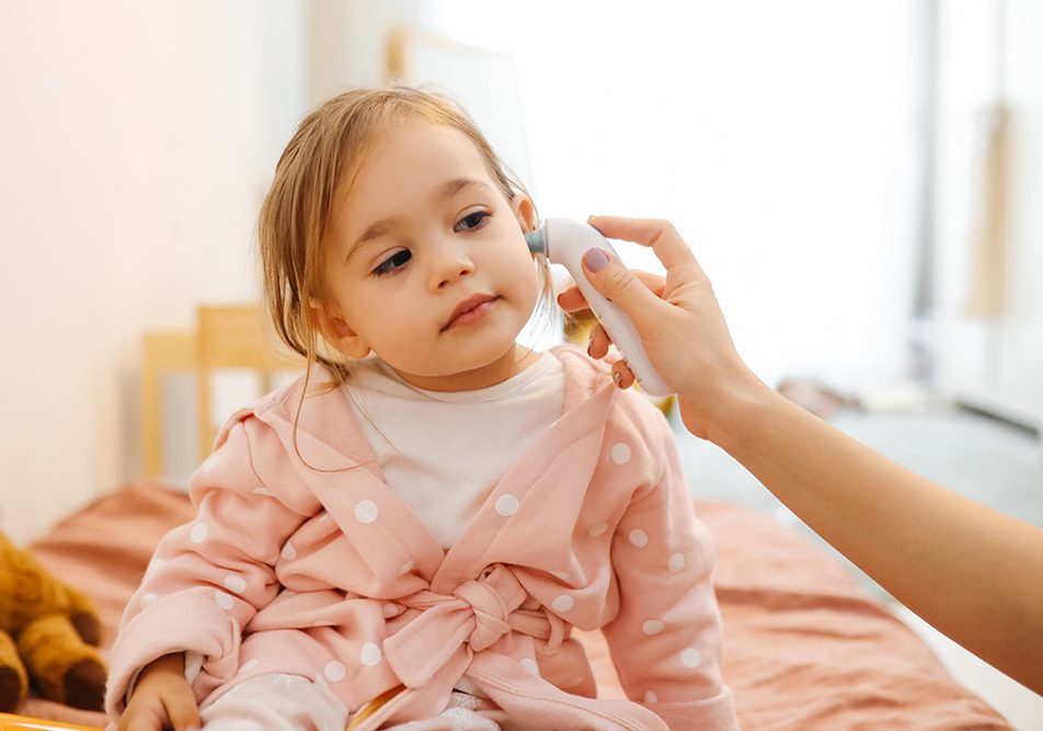 acetone-nei-bambini misurare febbre a bambina