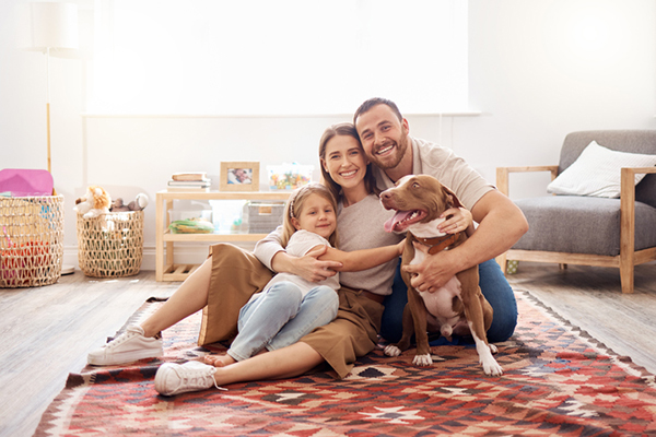 famiglia di madre padre e bambina con cane