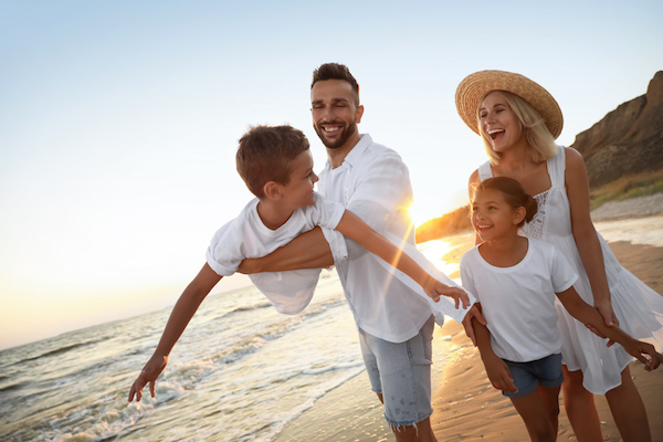 famiglia di madre padre e due bambini sulla spiaggia