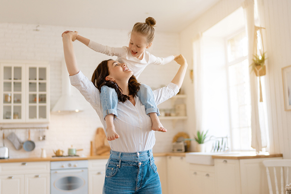 bambina sulle spalle della mamma
