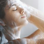 Come avere capelli sani e belli in estate difendendosi dal cloro e dall'acqua del mare