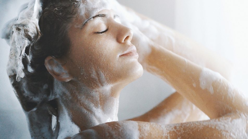 Come avere capelli sani e belli in estate difendendosi dal cloro e dall'acqua del mare