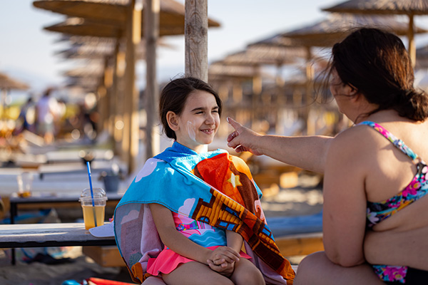 Applicare regolarmente una crema solare riduce il rischio di danni alla pelle