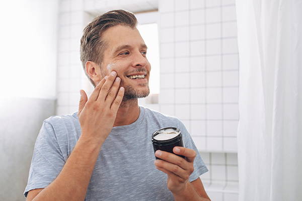 ragazzo che segue gli step per una corretta skin care uomo