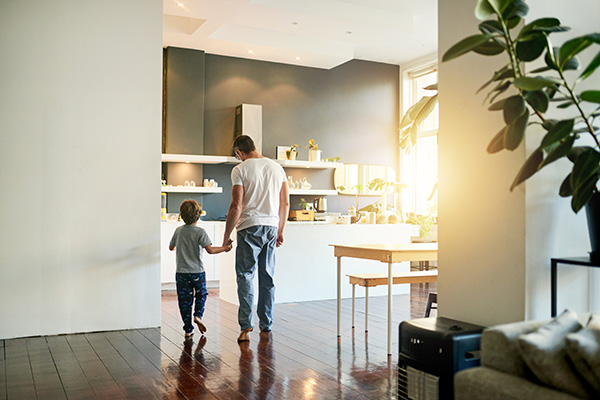 Camminare a piedi nudi è un’attività semplice e gratuita che può apportare numerosi benefici alla salute e al benessere.