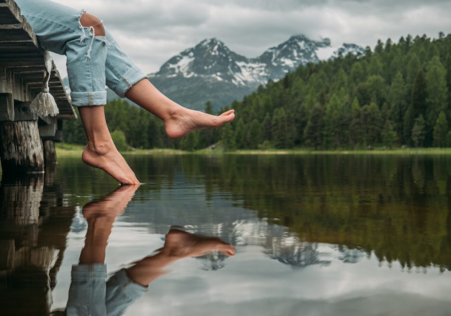L’estate è la stagione che invoglia a sperimentare il barefooting,la pratica di camminare a piedi nudi.