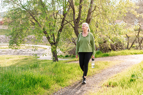 Esistono diverse strategie per contrastare la sonnolenza stagionale e ritrovare l’energia, quali: l’ esposizione alla luce solare, l’attività fisica regolare, un’alimentazione sana limitando il consumo di caffeina e alcool ecreare un ambiente favorevole al sonno evitando l’uso di dispositivi elettronici prima di andare a letto