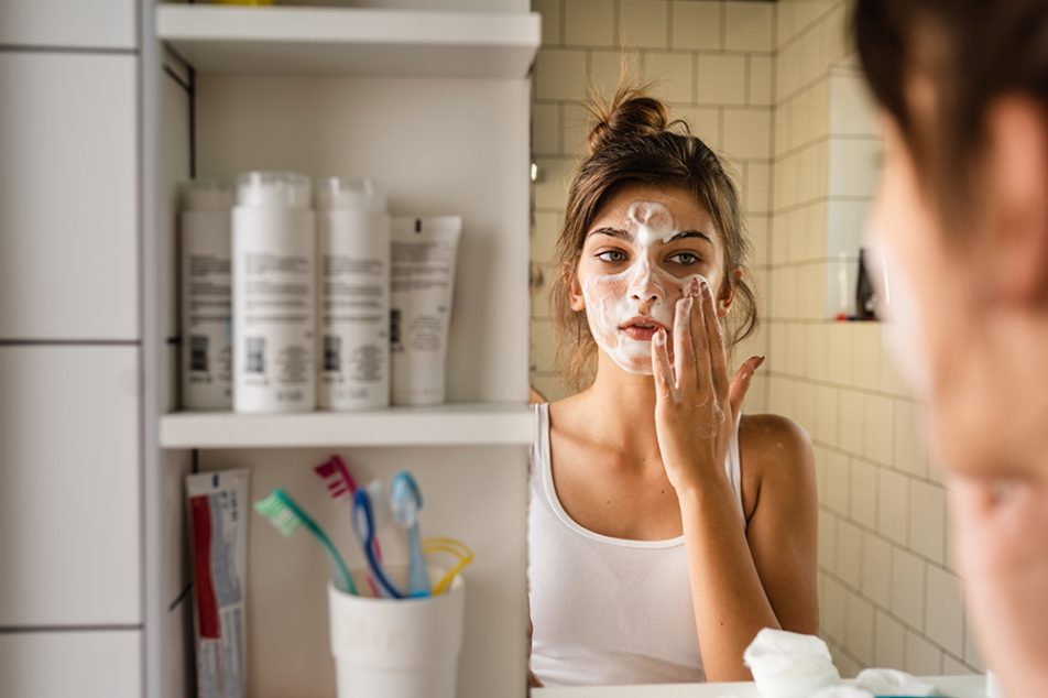acne-giovanile-come-disturbo-della-pelle-comune-tra-adolescenti-e-giovani-adulti L’acne giovanile è caratterizzata dalla comparsa di brufoli e punti neri principalmente sul viso, ma può coinvolgere anche petto e schiena.