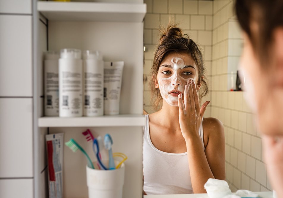 L’acne giovanile è caratterizzata dalla comparsa di brufoli e punti neri principalmente sul viso, ma può coinvolgere anche petto e schiena.