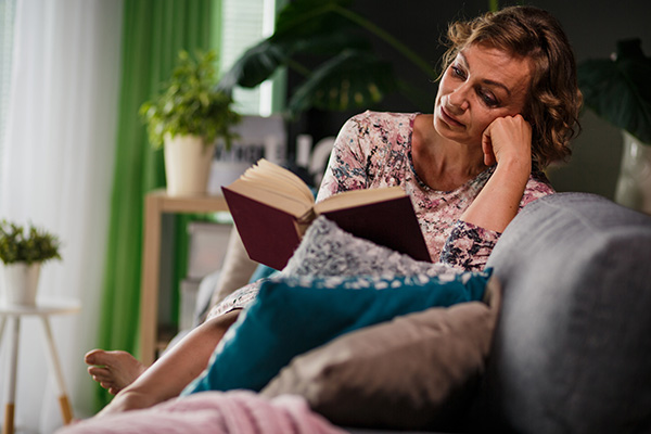 La sonnolenza stagionale è spesso associata alla carenza di luce solare e, a volte, al Disturbo Affettivo Stagionale (SAD), una forma di depressione legata ai cambiamenti stagionali