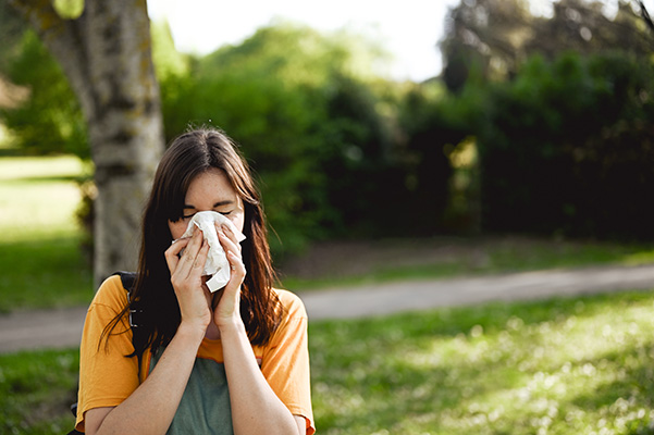 L’asma bronchiale è una malattia infiammatoria cronica delle vie aeree. I suoi attacchi possono essere innescati da: allergeni, infezioni delle vie respiratorie, irritanti, stress e alcuni farmaci.