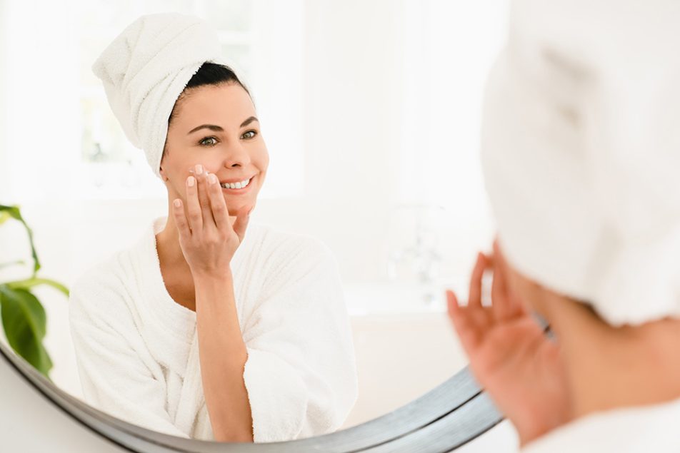 Con il cambio di stagione, la pelle affronta cambiamenti significativi a causa delle variazioni climatiche, che la rendono più secca più e sensibile. Dopo i mesi estivi, è quindi importante modificare la propria skincare routine
