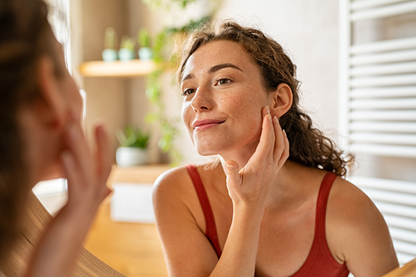 L’acne giovanile si manifesta tramite la comparsa di varie tipologie di brufoli giganti: comedoni, papule, pustole, noduli e cisti.