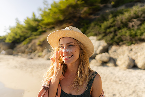 Gli effetti benefici dell'esposizione al sole sono superficiali e di breve durata, in quanto i raggi UV aumentano la secchezza, innescano l’effetto rebound e provocano numerose problematiche, quali: aumento dell’infiammazione, peggioramento delle macchie scure e maggiore rischio di scottature.