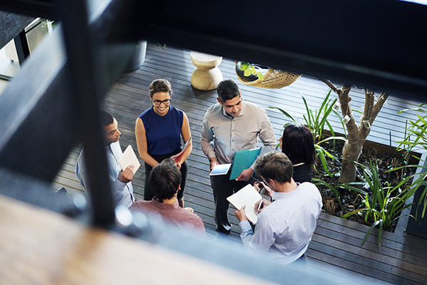 Concentrarsi sulle priorità, programmare regolarmente pause, creare un ambiente di lavoro confortevole e organizzato, praticare tecniche di rilassamento, mantenere un buon equilibrio tra vita privata e lavorativa.