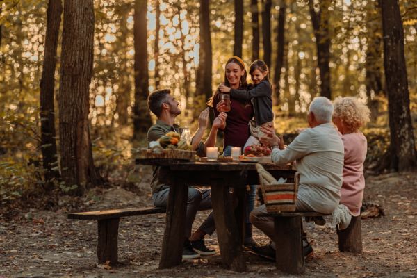 Mangiare all’aperto, a contatto con la natura, ha un impatto positivo sulla nostra salute. 