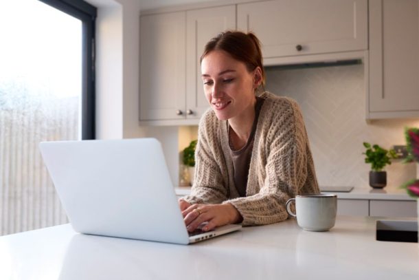 Superare le barriere geografiche e fornire assistenza sanitaria attraverso le tecnologie digitali.