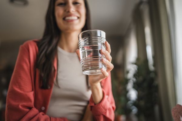 Mantenere il corpo idratato aiuta a fluidificare il muco e a facilitare la respirazione.
